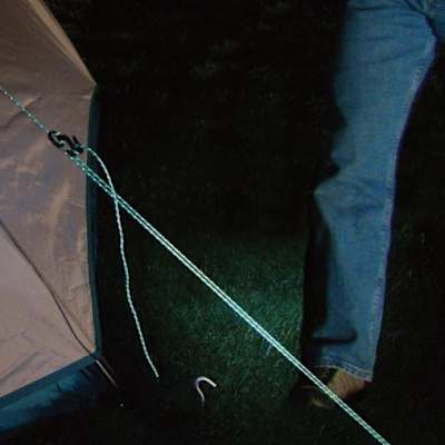 Nite Ize Reflective Rope La Nite Ize Reflective Rope est une corde réfléchissante et illuminée pour tente en camping.