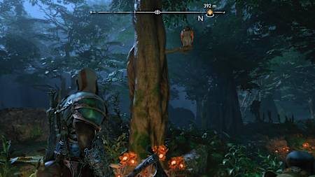 Una captura de pantalla de God of War Ragnarok muestra a Kratos en un bosque de noche.