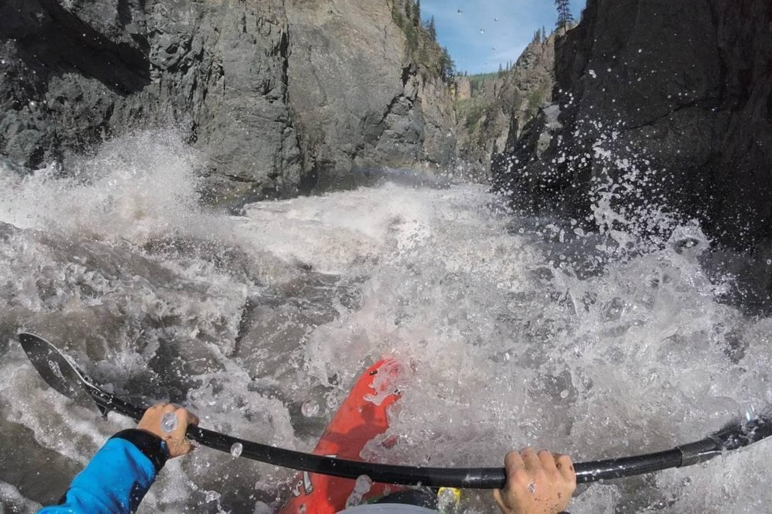 Nouria Newman en kayak au Grand Canyon de la Stikine