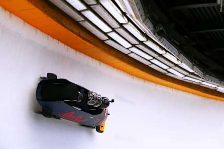 Formel-1-Fahrer Daniil Kvyat versucht sich auf einer Red Bull-Eisbahn im Bobfahren.