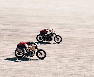 Un duel entre deux pilotes de la Bad Luxury Racing Team.