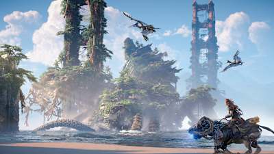 Captura de pantalla de Horizon Forbidden West muestra a la heroína sobre una montura frente a los restos del puente Golden Gate.