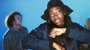 Little Simz actúa en exclusiva para RedBull.com.