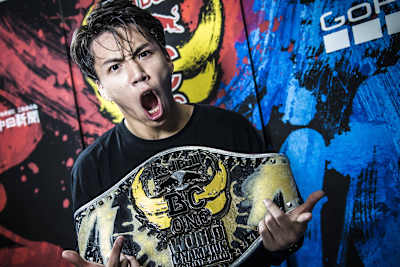 Issei, ganador del Red Bull BC One World Champion 2016 posa con el cinturón del vencedor en Nagoya, Japón, el 3 de diciembre de 2016.