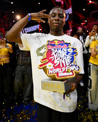 Le Français Willis célèbre sa victoire avec le trophée de la finale mondiale du Red Bull Dance Your Style 2026, à Zurich, en Suisse.