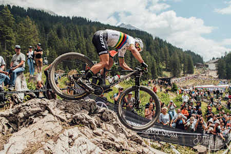 Nino Schurter roule sur la piste de la Coupe du monde UCI de VTT cross-country 2023 à Lenzerheide, en Suisse.