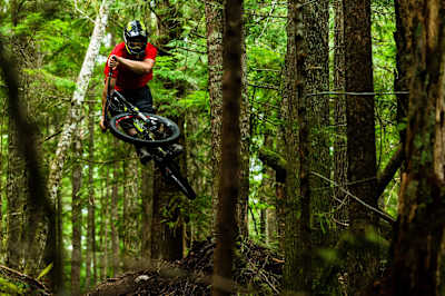 Curtis Robinson MTB en el Coast Gravity Park, BC, Canadá.