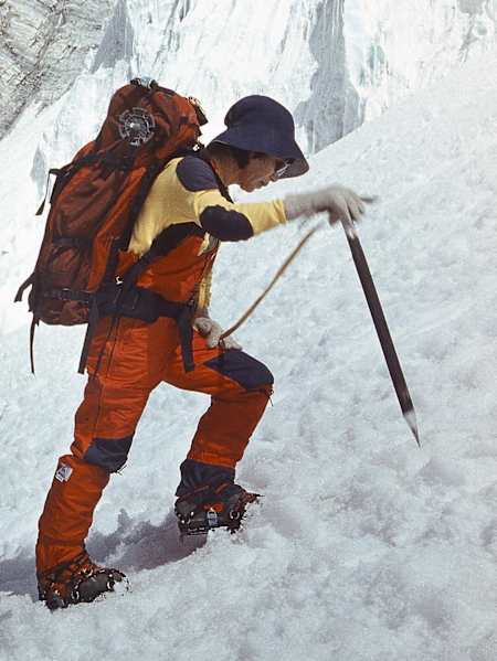 La grimpeuse japonaise Junko Tabei est devenue la première femme à atteindre le sommet du Mont Everest.