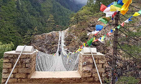 スタート地点まで続く長いトレックは高度順応のためには不可欠