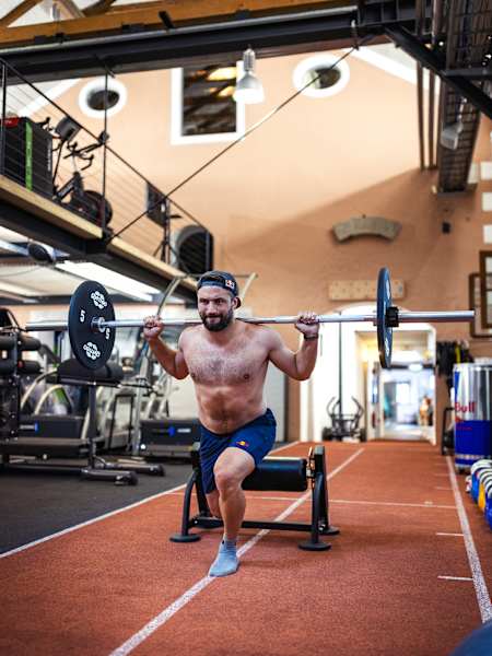 Filip Flisar na treningu z utežmi