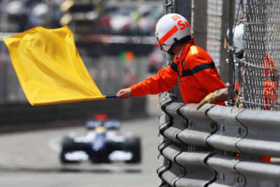 Le drapeau jaune déployé au Grand Prix de Formule 1 de Monaco.