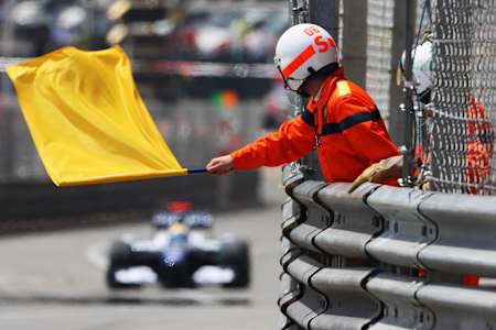 Le drapeau jaune déployé au Grand Prix de Formule 1 de Monaco.