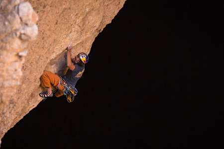 Stefan Glowacz klettert während einer Expedition im Oman.