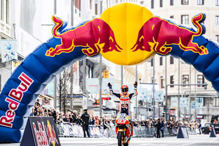 ¿Cómo funciona el modo de clasificación de MotoGP? La imagen muestra a la estrella de MotoGP Marc Márquez bajo el arco de Red Bull en el estreno de "All in" en Madrid, España.