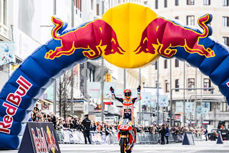¿Cómo funciona el modo de clasificación de MotoGP? La imagen muestra a la estrella de MotoGP Marc Márquez bajo el arco de Red Bull en el estreno de "All in" en Madrid, España.