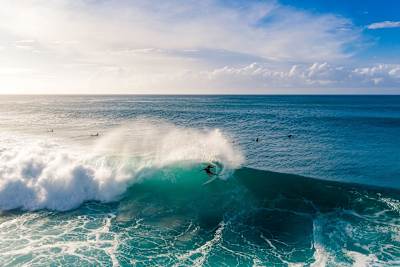 La surfeuse Caroline Marks en action sur un spot d'Oahu à Hawaï.