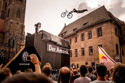 Godziek plaque un énorme Superman Seat Grab en VTT Slopestyle au Red Bull District Ride.