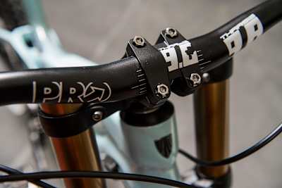 El puesto de mandos en la Trek Session 9.9 de Rachel Atherton.