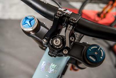 Tija Pro Tharsis 9.8 50 mm en la Trek Session 9.9 de Rachel Atherton.