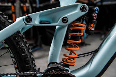 A Fox DHX2 shock with 450 spring adorns the Session.