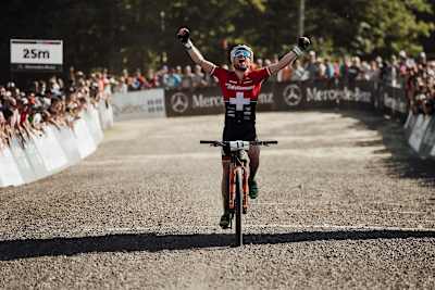 Mathias Flückiger celebra la victoria durante la sexta ronda de la UCI XCO MTB World Cup 2018 en Mont-Sainte-Anne, Canadá, el 12 de agosto de 2018.