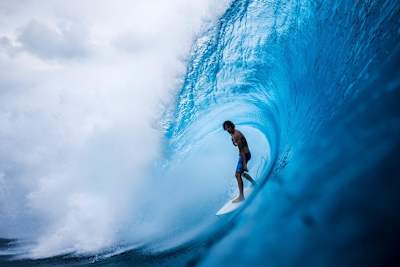 Surferul Tahurai Henry se dă cu tubul la Teahupo'o, în Tahiti.