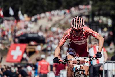 Annika Langvad dopo la caduta al Campionato del mondo 2018 UCI XCO di Lenzerheide.