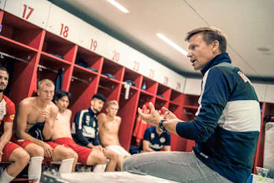 A photograph of Jesse Marsch coaching FC Red Bull Salzburg in the locker room.