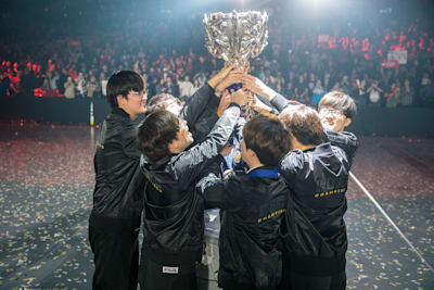 Faker ve SKT, ABD'nin Los Angeles kentindeki Staples Center'da üst üste ikinci LoL Dünya Şampiyonası şampiyonluğunu kutluyor.