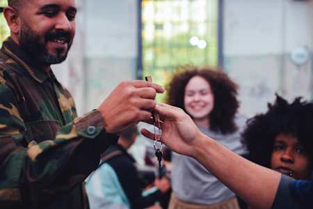 Akin Deckard recebe a chave de seu ateliê no Red Bull Music Pulso 2019