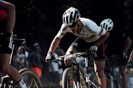 Close-up of Nino Schurter as he rides at Vallnord XCC 2019.