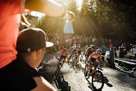 Anne Tauber leads a bunch of riders during the XCC race at Rd 6 of the UCI MTB World Cup 2019 in Lenzerheide, Switzerland.
