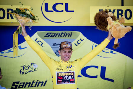 Wout van Aert draagt de gele trui na drie etappes in de Tour de France.