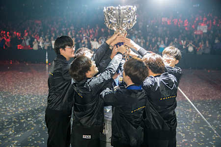 Faker ve SKT, ABD'nin Los Angeles kentindeki Staples Center'da üst üste ikinci LoL Dünya Şampiyonası şampiyonluğunu kutluyor.