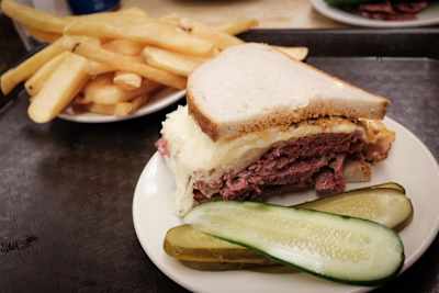 A sanduíche Reuben é uma sanduíche quente americana composta por carne, queijo suíço, repolho fermentado e molho russo, grelhado entre fatias de pão de centeio.