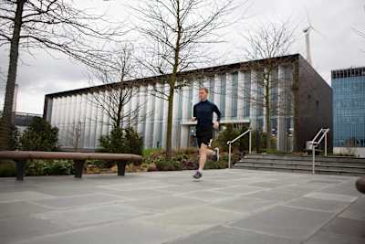 James verlässt das SKY-Headquater in West London