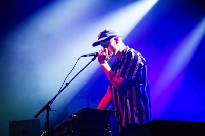 Onni Boi tunnetaan taitavana biisinkirjoittajana, tuottajana sekä laulajana