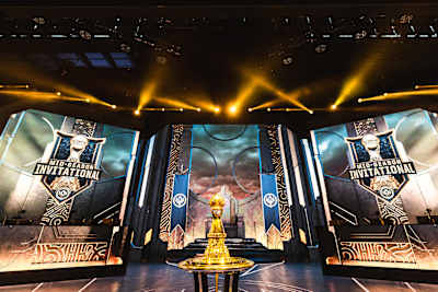 Le trophée du Mid-Season Invitational (MSI) 2019, compétition de League of Legends, trône au centre de la scène.