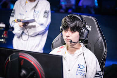 Deft prepares for battle during the LCK Summer Season.