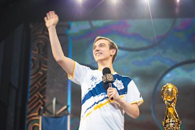 Caps waves to fans after G2's victory at the MSI 2019 semifinals at the Taipei Heping Basketball Gymnasium on May 18