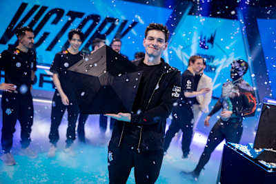 Mikyx tiene in mano un trofeo.