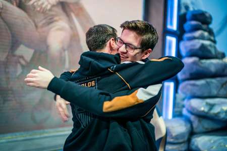 A photo of Luka ‘Perkz’ Perković and Mihael ‘Mikyx’ Mehle hugging