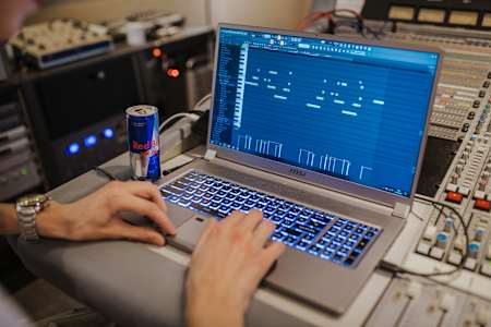 Cannette de Red Bull, notebook MSI : l'équipement de base du beatmaker Ysos.