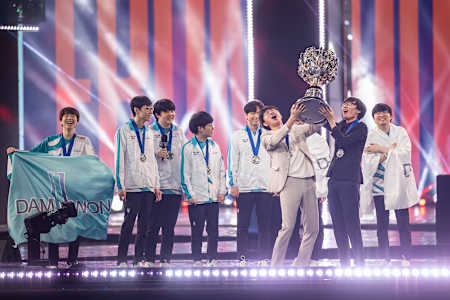 Une photo de DAMWON après leur victoire aux Worlds.