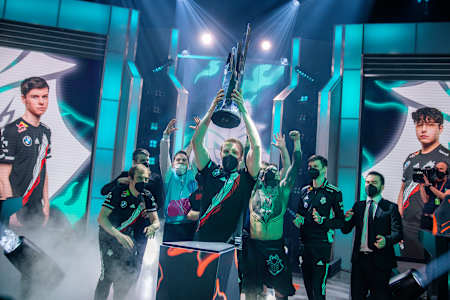 A photo of Marcin 'Jankos' Jankowski lifting the LEC trophy once again during the LEC Spring 2022 Playoffs.