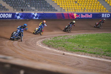 Red Bull Juniorskie Asy, pojedynek młodych żużlowców na torze