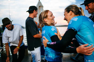 Caity Simmers et Molly Picklum tout sourire après la finale du Surf Abu Dhabi Pro.