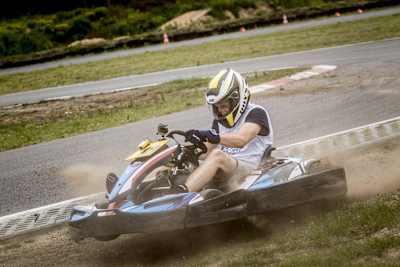 Piloto de kart fuera de la pista.