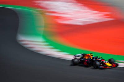El australiano Daniel Ricciardo pilota su Aston Martin Red Bull Racing RB14 TAG Heuer durante los libres del Gran Premio de España de F1 en el Circuit de Catalunya en 2018.