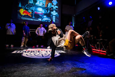 Ami does some footwork on the floor.